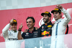 Podio: segundo lugar Valtteri Bottas, Mercedes AMG F1, ganador de la carrera Daniel Ricciardo, Red B