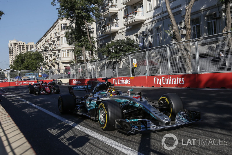 Lewis Hamilton, Mercedes AMG F1 W08, Sebastian Vettel, Ferrari SF70H