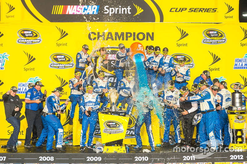 Campeón 2016 y ganador de la carrera, Jimmie Johnson, Hendrick Motorsports Chevrolet con un baño de Gatorade