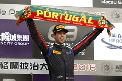 Podium: Race winner António Felix da Costa, Carlin Dallara Volkswagen