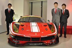 フェラーリ488GT3と伊藤監督、都筑晶裕、新田守男