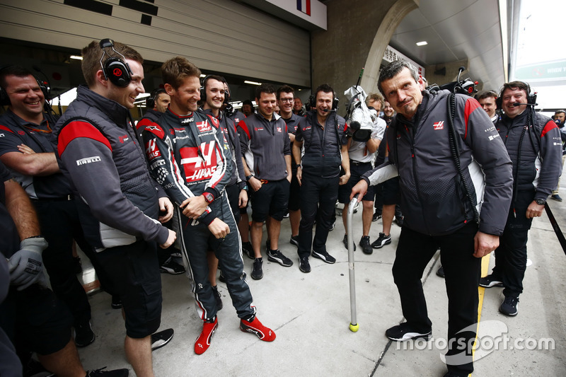 Günther Steiner, Team Principal, Haas F1 Team, fête son 52e anniversaire avec notamment Romain Grosjean, Haas F1 Team