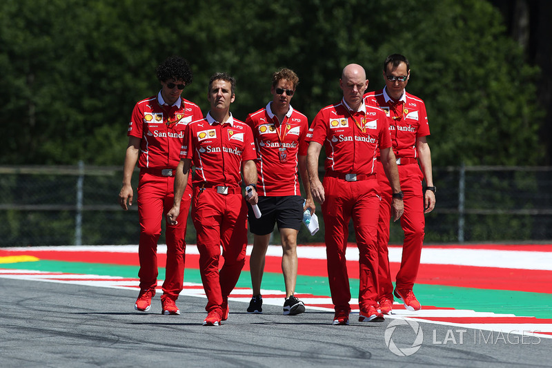 Себастьян Феттель, старший инженер Ferrari Джок Клиа и сотрудники команды