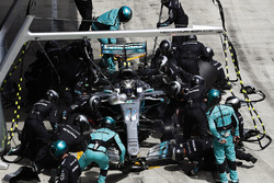 Valtteri Bottas, Mercedes AMG F1 W08, pit stop action