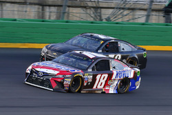 Kyle Busch, Joe Gibbs Racing Toyota, Cole Whitt, TriStar Motorsports Chevrolet