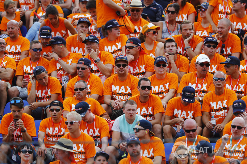 Een tribune vol teleurgestelde fans van Max Verstappen, Red Bull Racing, fans