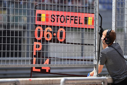 Pit board per Stoffel Vandoorne, McLaren