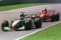 Mika Hakkinen, McLaren MP4/13 ve Michael Schumacher, Ferrari F300
