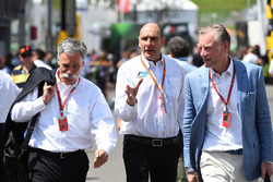 Chase Carey, Director Ejecutivo y Presidente Ejecutivo de Formula One Group, Bruno Michel, y Sean Br