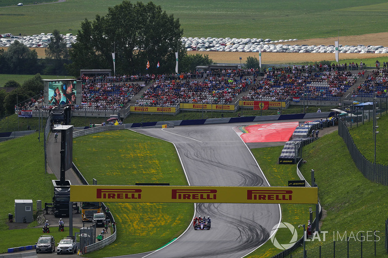 Carlos Sainz Jr., Scuderia Toro Rosso STR12 se detiene en el FP3 y es empujado por oficiales de pista