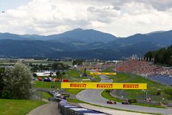 Daniil Kvyat, Scuderia Toro Rosso STR12, y Fernando Alonso, McLaren MCL32