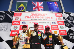 Podium course 3 : le vainqueur Harrison Newey, le deuxième, Felipe Drugovich, le troisième, Joey Mawson