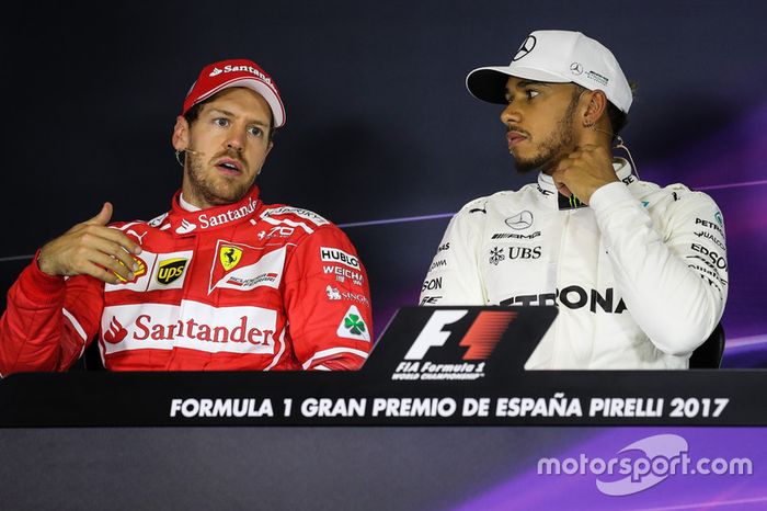 Sebastian Vettel, Ferrari, ganador de la pole de Lewis Hamilton, Mercedes AMG F1 en la Conferencia de prensa