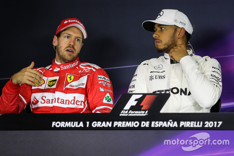 Sebastian Vettel, Ferrari, ganador de la pole de Lewis Hamilton, Mercedes AMG F1 en la Conferencia de prensa