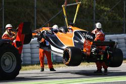 De auto van Fernando Alonso, McLaren MCL32 wordt geborgen in VT1