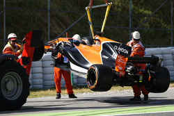 The car of Fernando Alonso, McLaren MCL32 is recovered in FP1