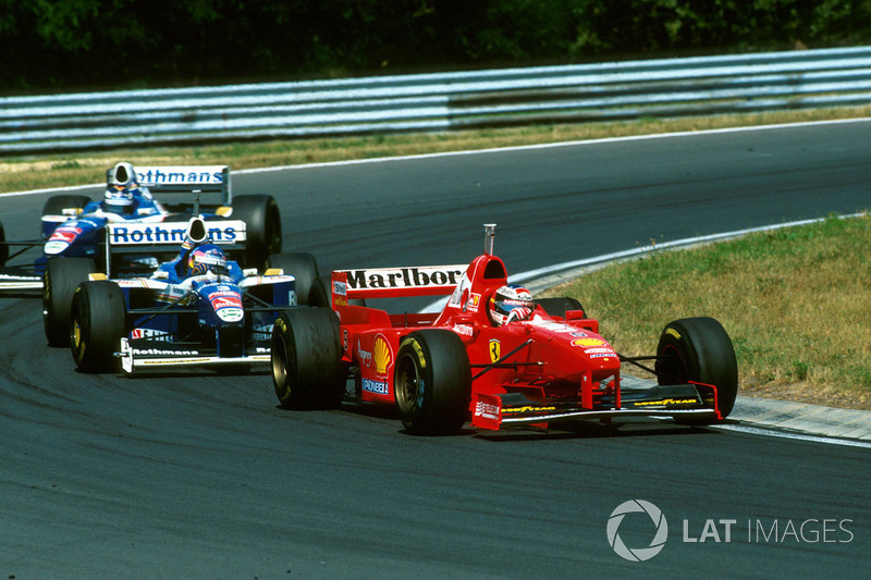 Michael Schumacher, Ferrari F310B lidera a Jacques Villeneuve, Williams