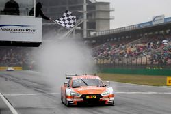 Checkered flag for Jamie Green, Audi Sport Team Rosberg