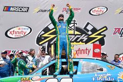 Winner Aric Almirola, Biagi-DenBeste Racing Ford