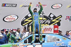 Winner Aric Almirola, Biagi-DenBeste Racing Ford