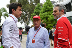 Toto Wolff, Direttore del Motorsport Mercedes AMG F1, Maurizio Arrivabene, Team Principal Ferrari e