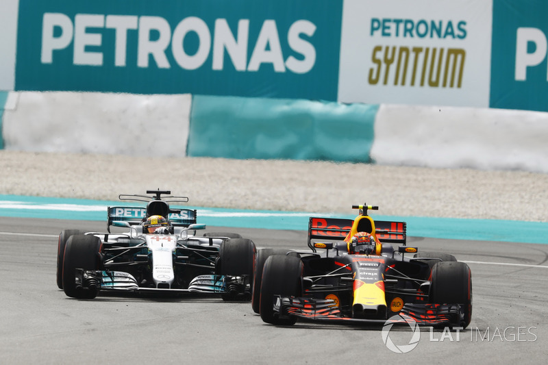 Max Verstappen, Red Bull Racing RB13, Lewis Hamilton, Mercedes AMG F1 W08'i liderlik için geçiyor