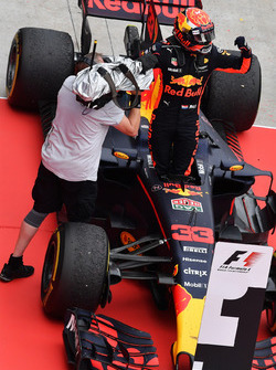 Il vincitore della gara Max Verstappen, Red Bull Racing RB13 festeggia nel parco chiuso