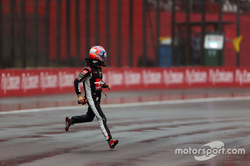 Romain Grosjean, Haas F1 Team heads back to the pits after he crashed on the way to the grid