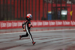 Romain Grosjean, Haas F1 Team retourne dans les stands après son crash au moment de rejoindre la grille