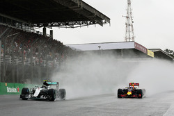 Nico Rosberg, Mercedes AMG F1 W07 Hybrid, Max Verstappen, Red Bull Racing RB12