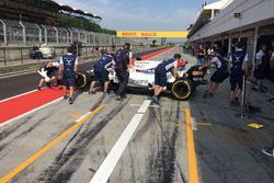 Luca Ghiotto, Williams FW40, mentre viene riportato dai meccanici Williams ai box