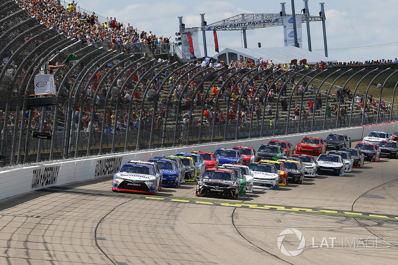 Ryan Preece, Joe Gibbs Racing Toyota and Kyle Benjamin, Joe Gibbs Racing Toyota green flag start