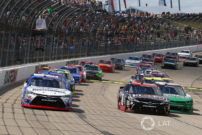 Ryan Preece, Joe Gibbs Racing Toyota and Kyle Benjamin, Joe Gibbs Racing Toyota green flag start