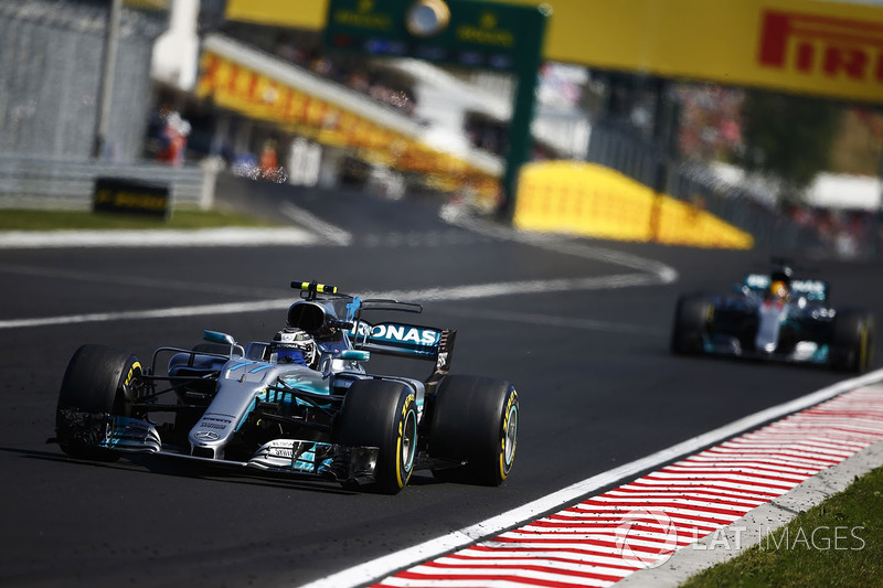 Mas a Mercedes decidiu fazer uma troca: colocou Hamilton em terceiro para que o inglês tentasse atacar as Ferrari.