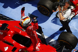 Sebastian Vettel, Ferrari, viene ripreso mentre festeggia la vittoria nel parco chiuso