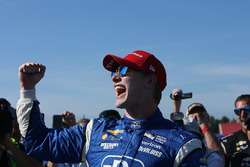 Le vainqueur Josef Newgarden, Team Penske Chevrolet fête sa victoire sur la Victory Lane
