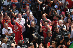 Maurizio Arrivabene, Ferrari Team Principal, Sergio Marchionne, CEO FIAT, Mattia Binotto, Ferrari Chief Technical Officer and Piero Lardi Ferrari, Ferrari Vice President celebrate with the team