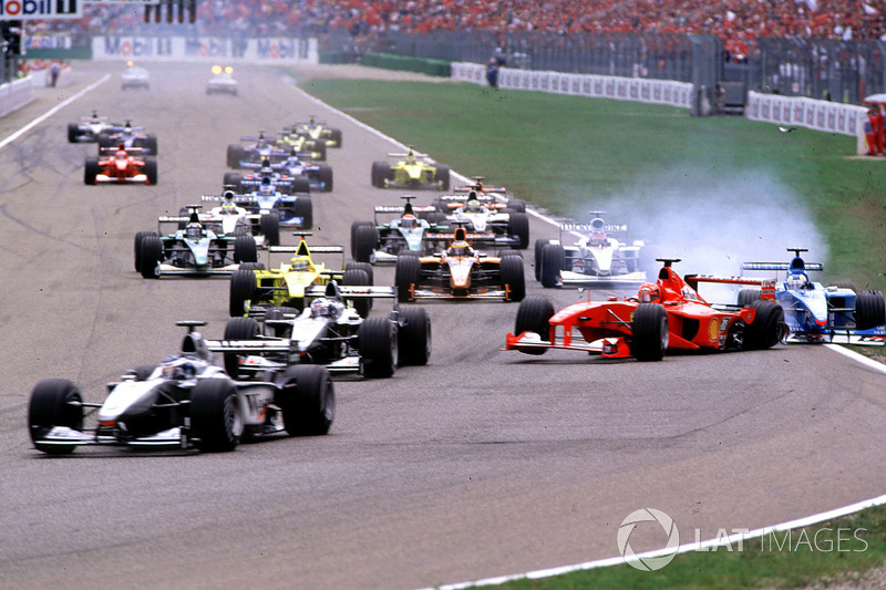 Start action, Crash of Michael Schumacher, Ferrari F1 2000 and Giancarlo Fisichella, Benetton Playli