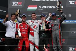 Podium: le vainqueur Attila Tassi, M1RA, Honda Civic TCR, le deuxième place Pepe Oriola, Lukoil Craft-Bamboo Racing, SEAT León TCR, le troisième Jens Reno Møller,  Reno Racing, Honda Civic TCR et Norbert Michelisz