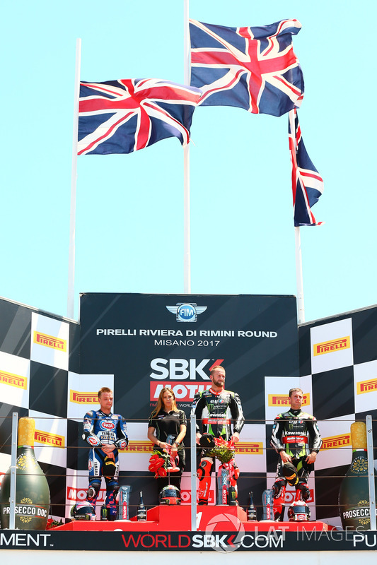 Podium : le deuxième, Alex Lowes, Pata Yamaha, le vainqueur Tom Sykes, Kawasaki Racing, le troisième, Jonathan Rea, Kawasaki Racing