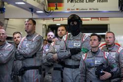 Les mécaniciens Porsche Team réagissent à l'abandon de la #1