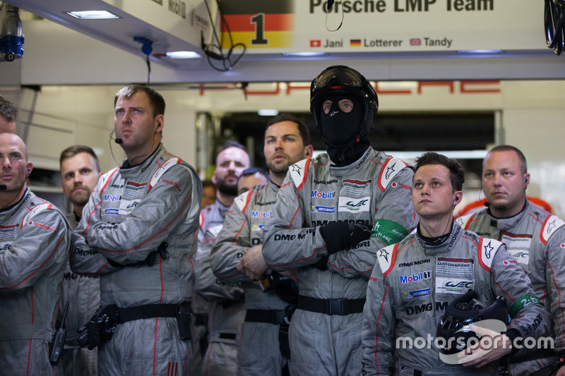 Les mécaniciens Porsche Team réagissent à l'abandon de la #1