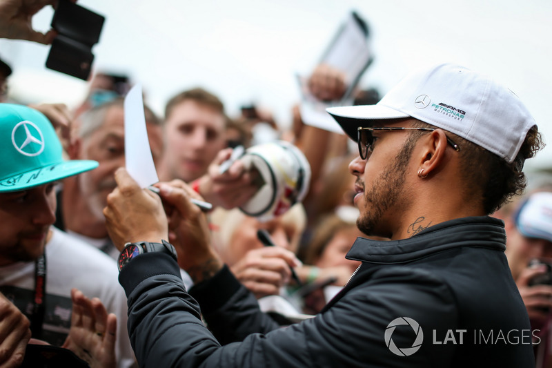 Lewis Hamilton, Mercedes AMG F1 signs autographs for the fans