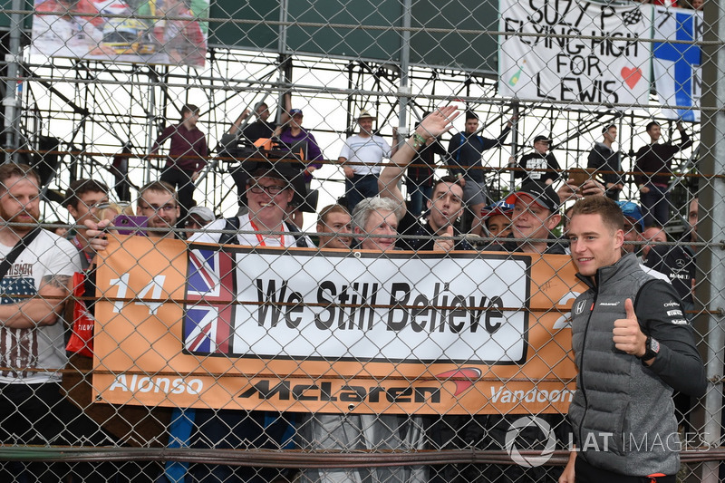 Stoffel Vandoorne, McLaren and fans, banners