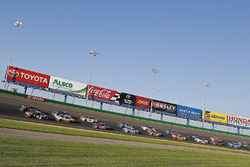 Kyle Busch, Joe Gibbs Racing Toyota, Martin Truex Jr., Furniture Row Racing Toyota lead the field to the green flag