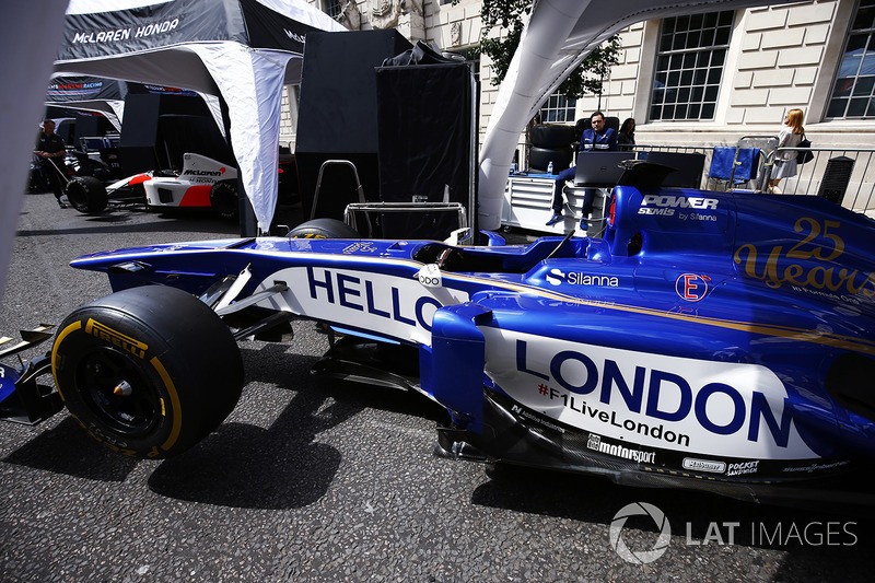 El Sauber Formula 1 team muestra un mensaje de "Hola Londres" en el lado de su coche