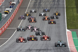 Валттери Боттас, Mercedes AMG F1 W08, Себастьян Феттель и Кими Райкконен, Ferrari SF70H