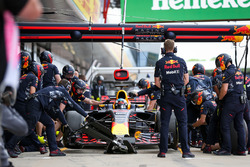 Daniel Ricciardo, Red Bull Racing makes a pitstop