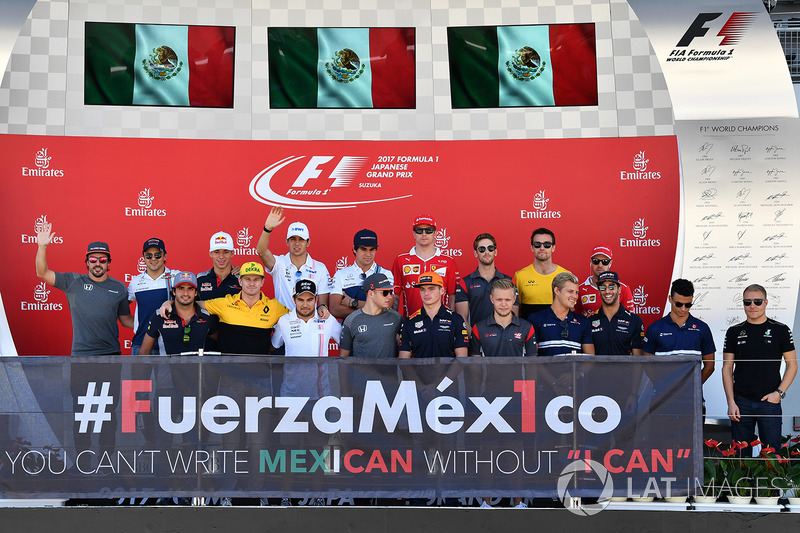 Los pilotos en el podio con el #FuerzaMex1co