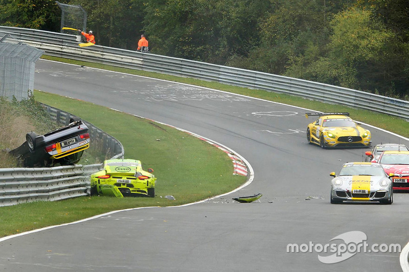 Unfall Kevin Estre, Matteo Cairoli, Manthey Racing, Porsche 911 GT3-R, Reiner Thomas, Manfred Schmitz, BMW 318is